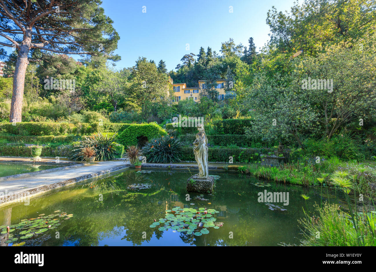 Frankreich, Alpes Maritimes, Menton, Jardin Serre de La Madone (Serre de La Madone Garten), Waschbecken mit Statue und Major Lawrence Johnston villa (obligato Stockfoto