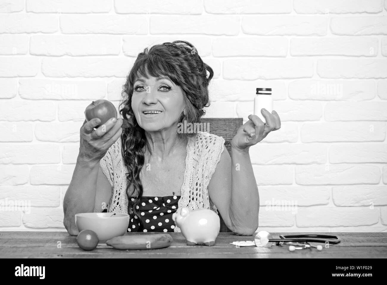 Alte Frau wählen Sie "Apple" oder Pille Flasche Stockfoto