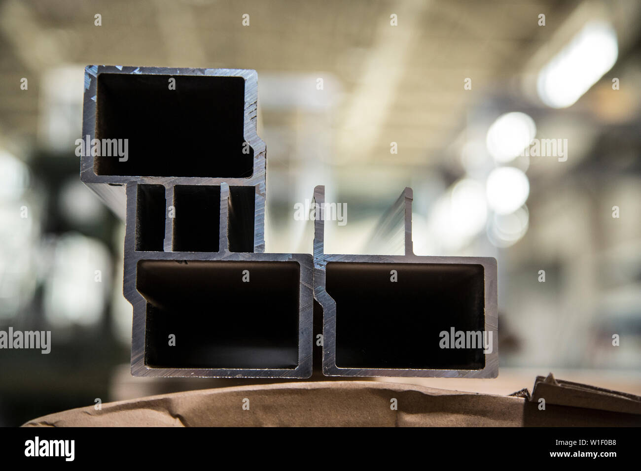 Rechteckige Metallrohre in der Werkstatt. Close Up. Stockfoto