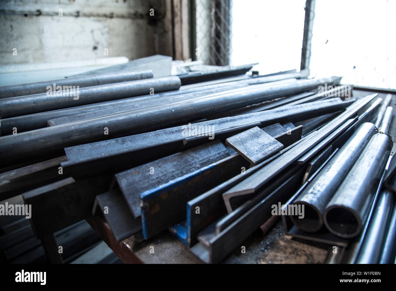 Rechteckige Metallrohre in der Werkstatt. Close Up. Stockfoto