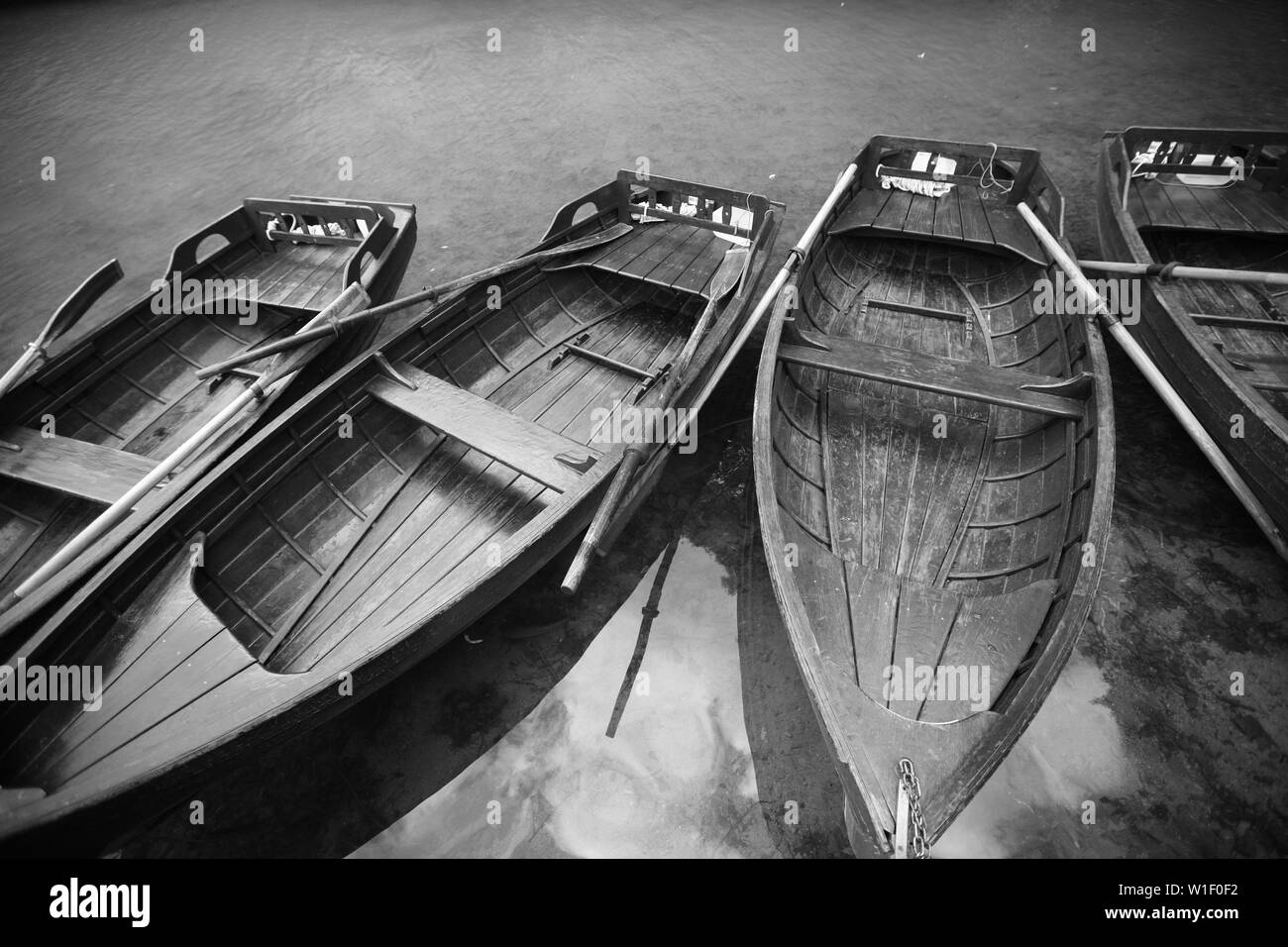 Holz- Boote auf dem See. Plitvice. Kroatien Stockfoto