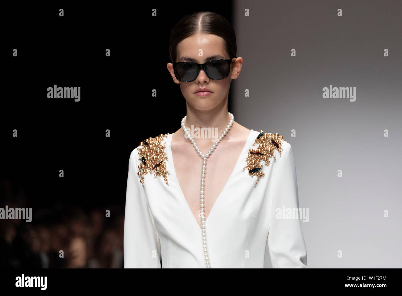 Berlin, Deutschland. 02 Juli, 2019. Ein Modell zu Fuß von Irene Luft Sammlung an MBFW Berlin. Credit: Beata Siewicz/Pacific Press/Alamy leben Nachrichten Stockfoto