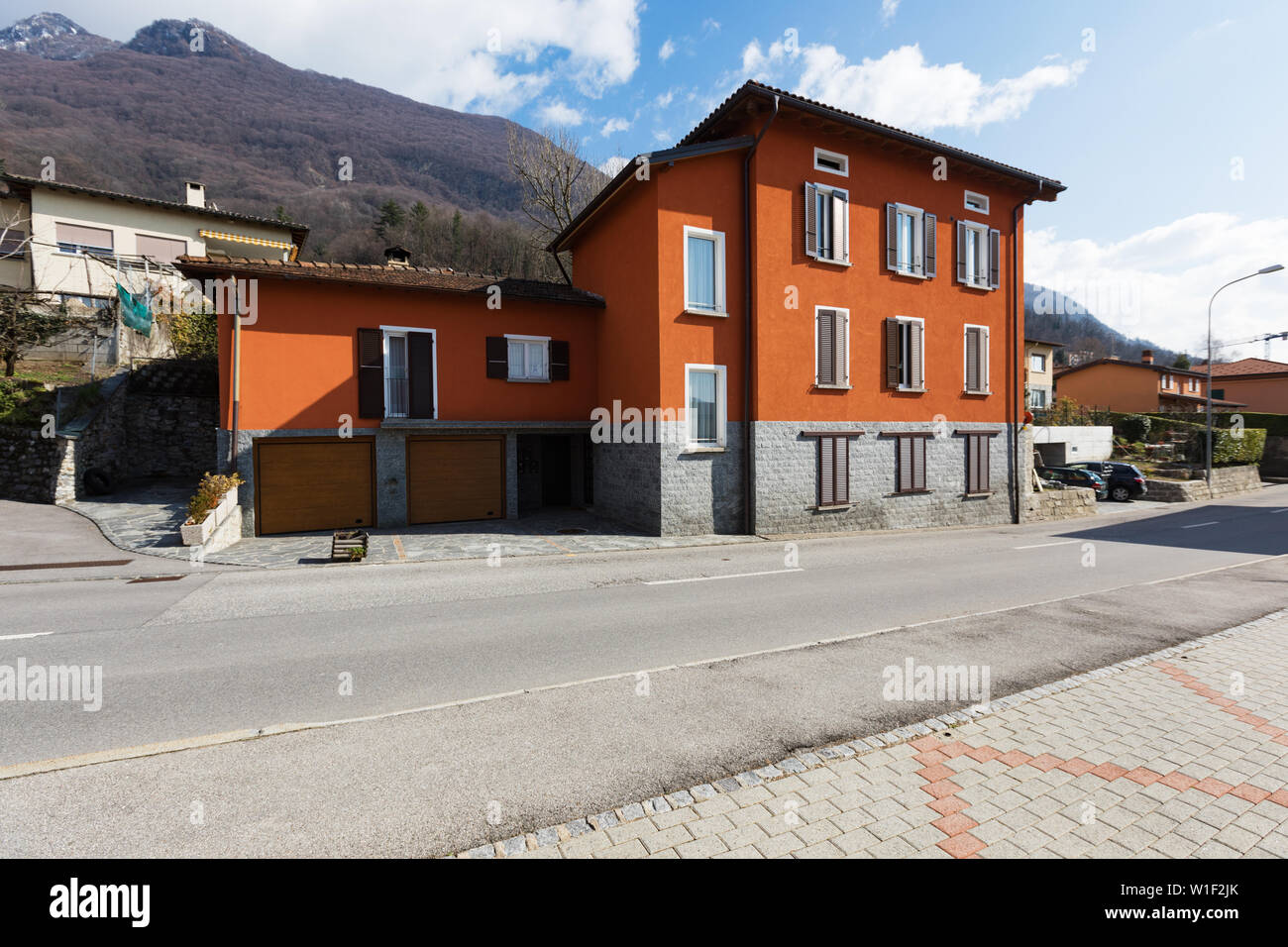 Rote Haus Außenbereich auf der Straße Stockfoto