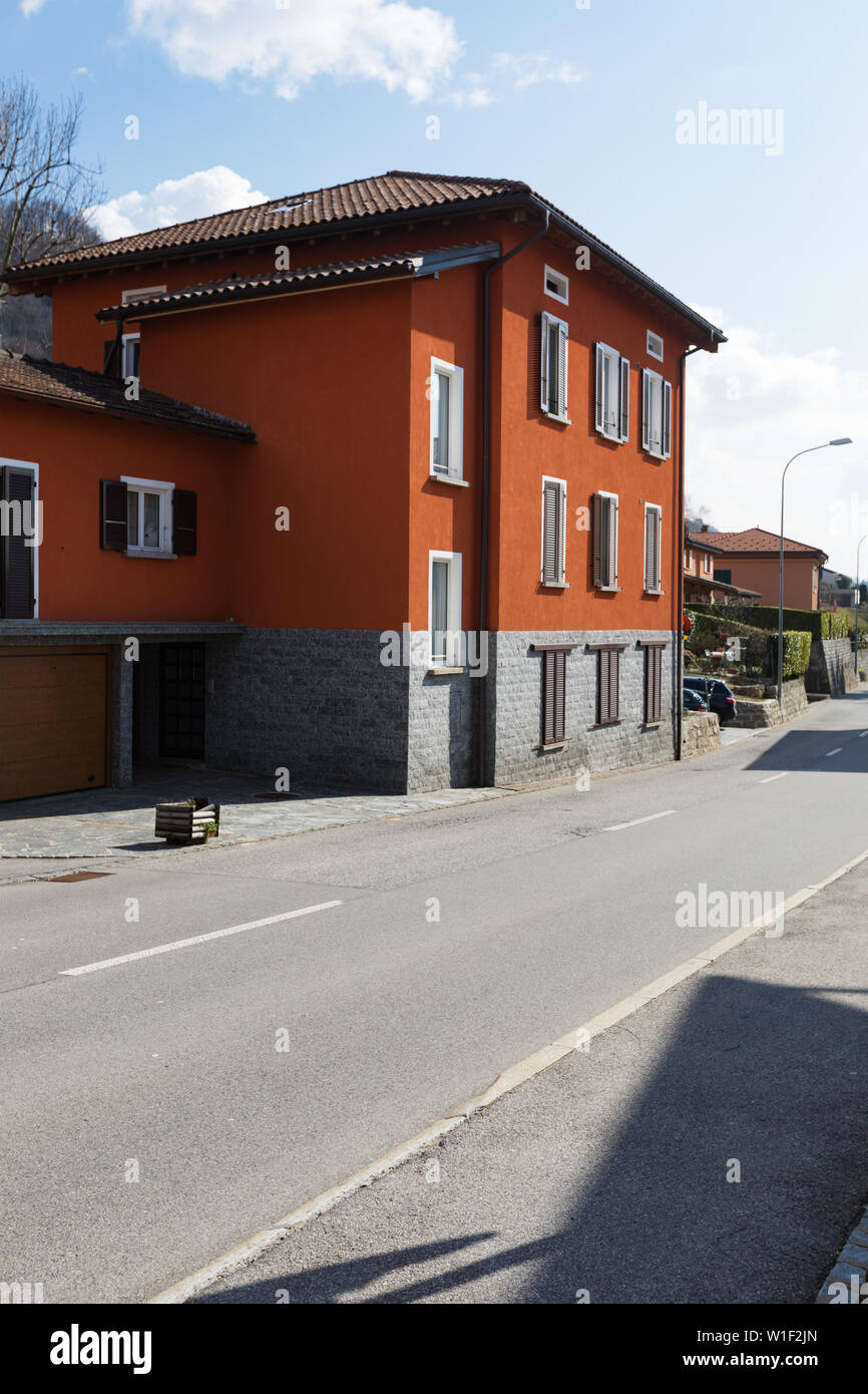 Rote Haus Außenbereich auf der Straße Stockfoto