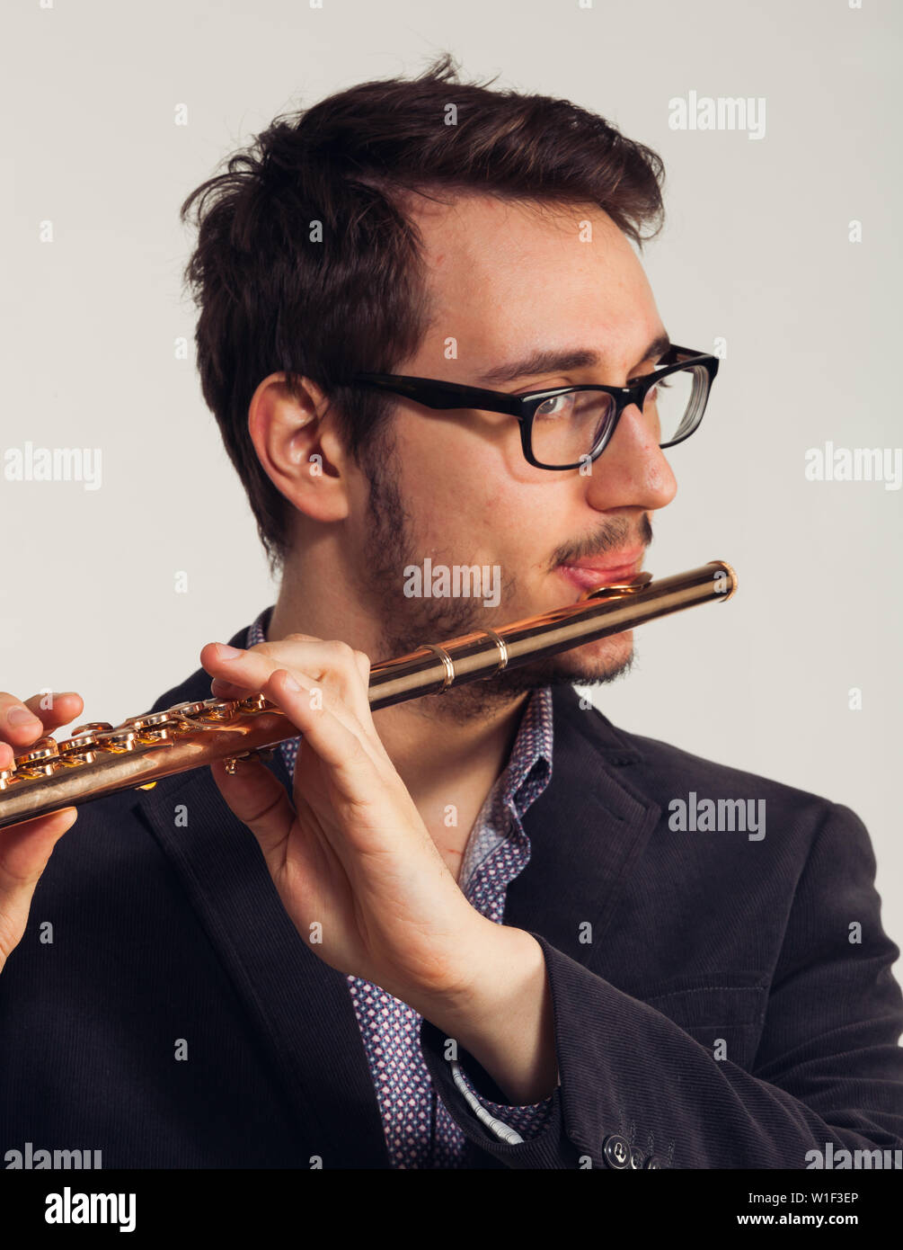 Portrait studio Musiker mit seinem Instrument. Stockfoto