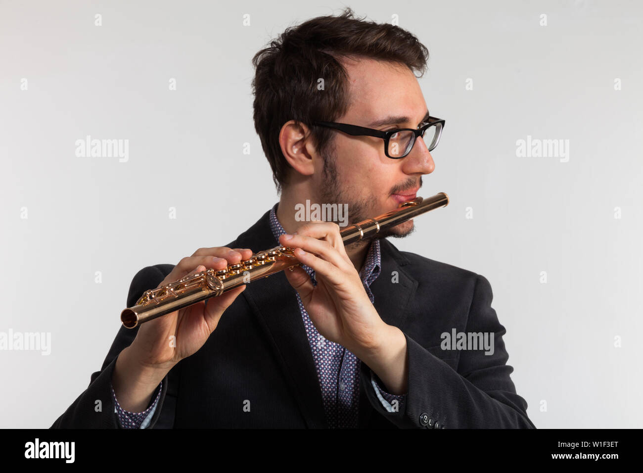 Portrait studio Musiker mit seinem Instrument. Stockfoto