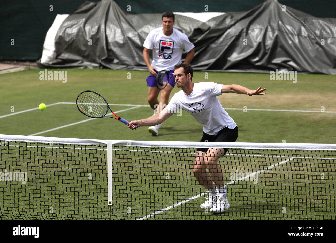 Andy Murray (rechts) und Ken Skupski während eines Training am Tag zwei der Wimbledon Championships in der All England Lawn Tennis und Croquet Club, London. Stockfoto
