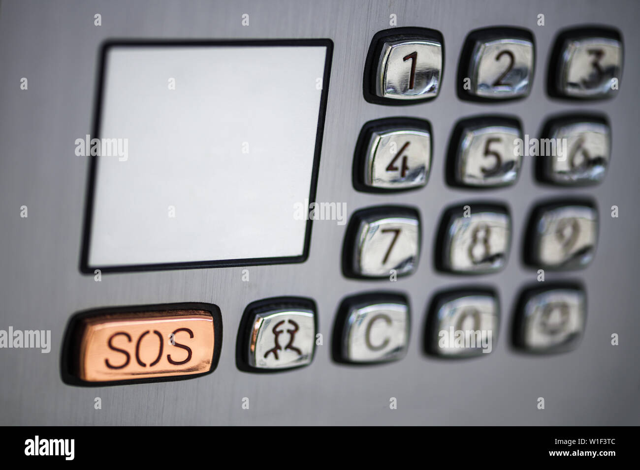 Intercom Control Panel von grau Metall Farbe mit Tasten - Zahlen und SOS-Taste Stockfoto