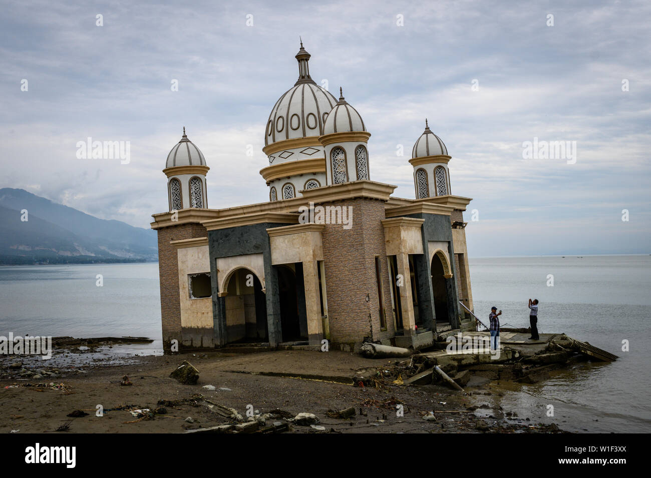 Die Bewohner machen Fotos von den Ruinen einer Moschee, die nach dem Erdbeben und Tsunami am 28. September 2018 in Lere, Palu, Zentral-sulawesi zerstört wurde. Stockfoto