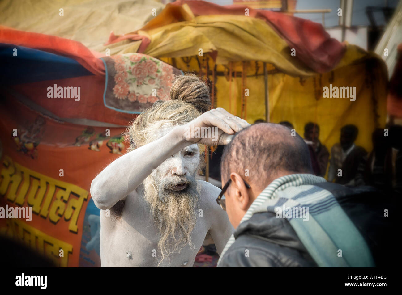 Sadhu Segen Devotees, nur für den redaktionellen Gebrauch, Allahabad Kumbh Mela, der weltweit größte religiöse Versammlung, Uttar Pradesh, Indien Stockfoto