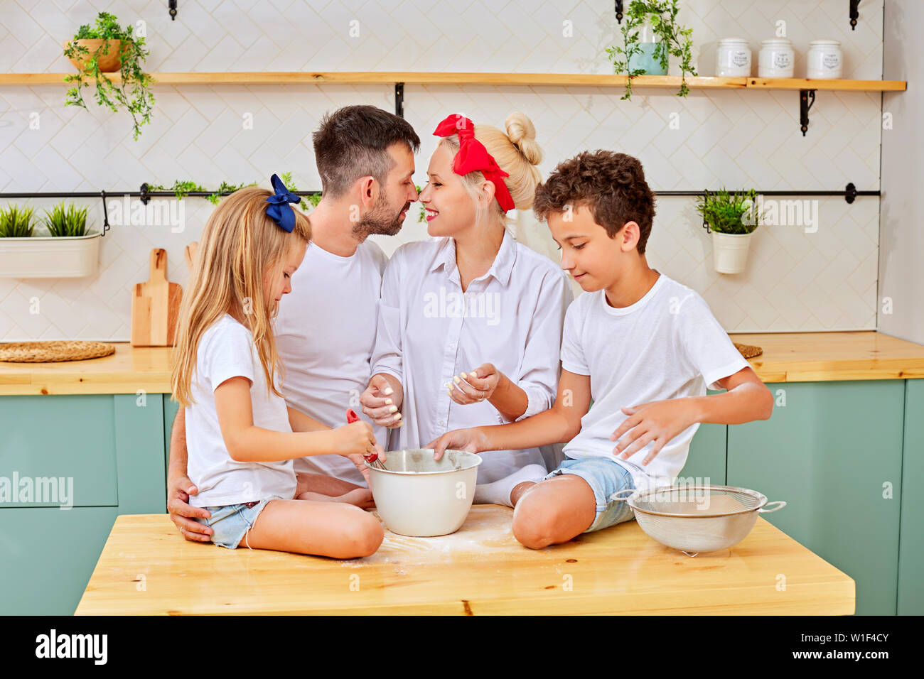 Glückliche Familie kochen in stilvollen Küche zusammen Stockfoto