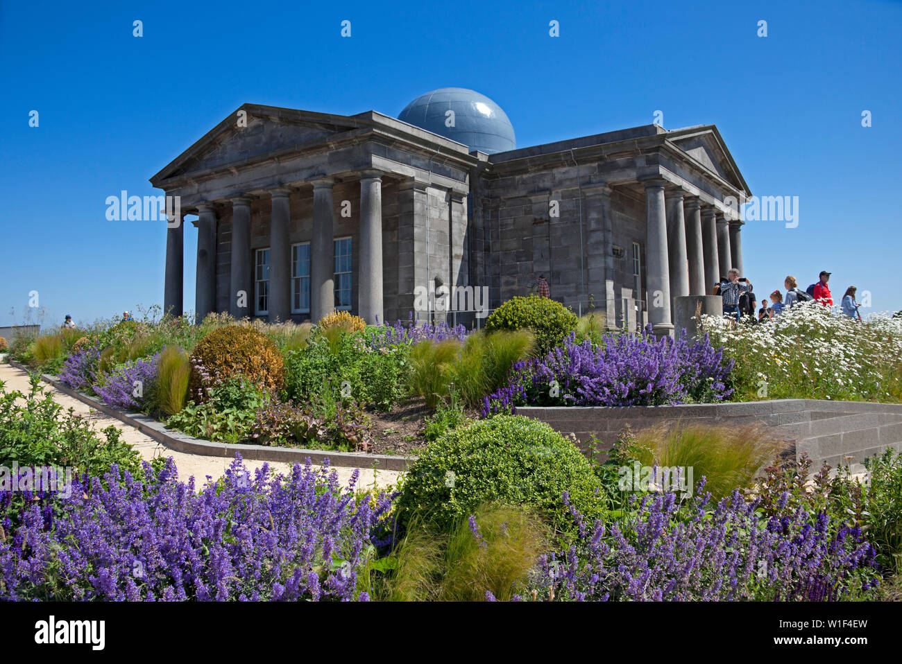 Innenstadt von Edinburgh Observatorium mit bunten Garten als Playfair Observatorium bekannt, mit Sommer Garten Blumen, Calton Hill, Edinburgh, Schottland Großbritannien Stockfoto