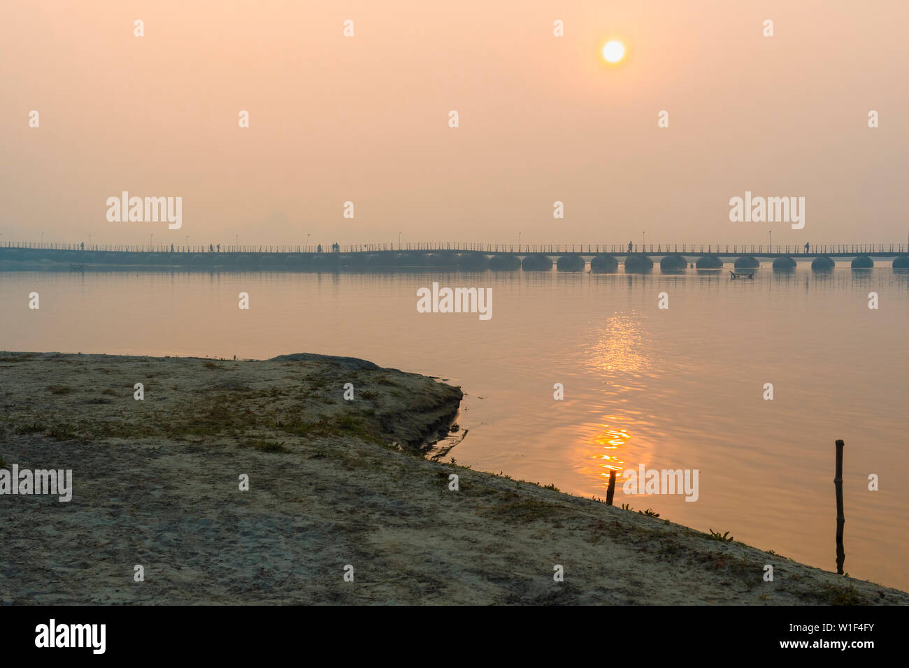 Ganges bei Sonnenaufgang, Allahabad Kumbh Mela, der weltweit größte religiöse Versammlung, Uttar Pradesh, Indien Stockfoto