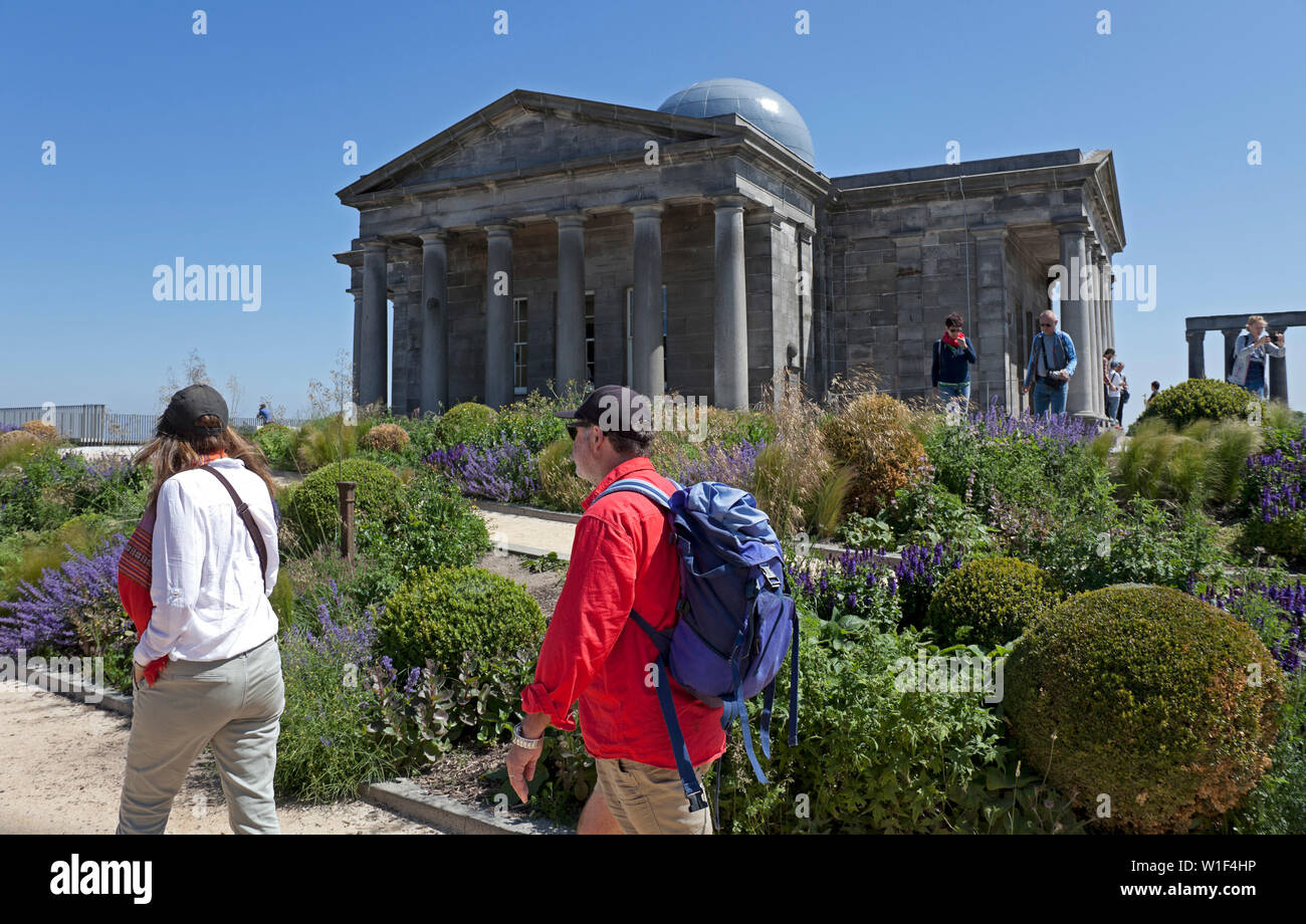 Innenstadt von Edinburgh Observatorium mit bunten Garten als Playfair Observatorium bekannt, mit Sommer Garten Blumen, Calton Hill, Edinburgh, Schottland Großbritannien Stockfoto