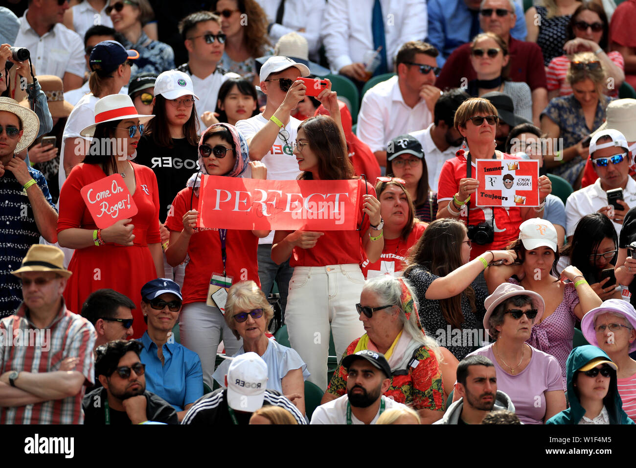 Roger Federer Fans zeigen ihre Unterstützung während seinem Match gegen Lloyd Harris an Tag zwei der Wimbledon Championships in der All England Lawn Tennis und Croquet Club, Wimbledon. Stockfoto