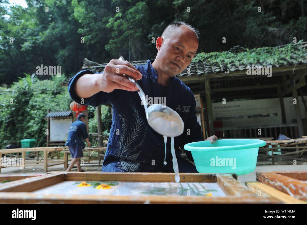 Danzhai Chinas Provinz Guizhou. 1. Juli 2019. Ein papiermacher macht Papier mit traditionellen Techniken in Shiqiao Dorf Danzhai County, im Südwesten Chinas Provinz Guizhou, 1. Juli 2019. Shiqiao Dorf ist bekannt für die nationalen immaterielles kulturelles Erbe der traditionellen Papier machen. In den letzten Jahren lokale Papierhersteller haben die traditionellen Techniken und kulturellen Innovation kombiniert, so dass das alte Handwerk ein Blickfang in der Tourismus Branche. Credit: Ou Dongqu/Xinhua/Alamy leben Nachrichten Stockfoto