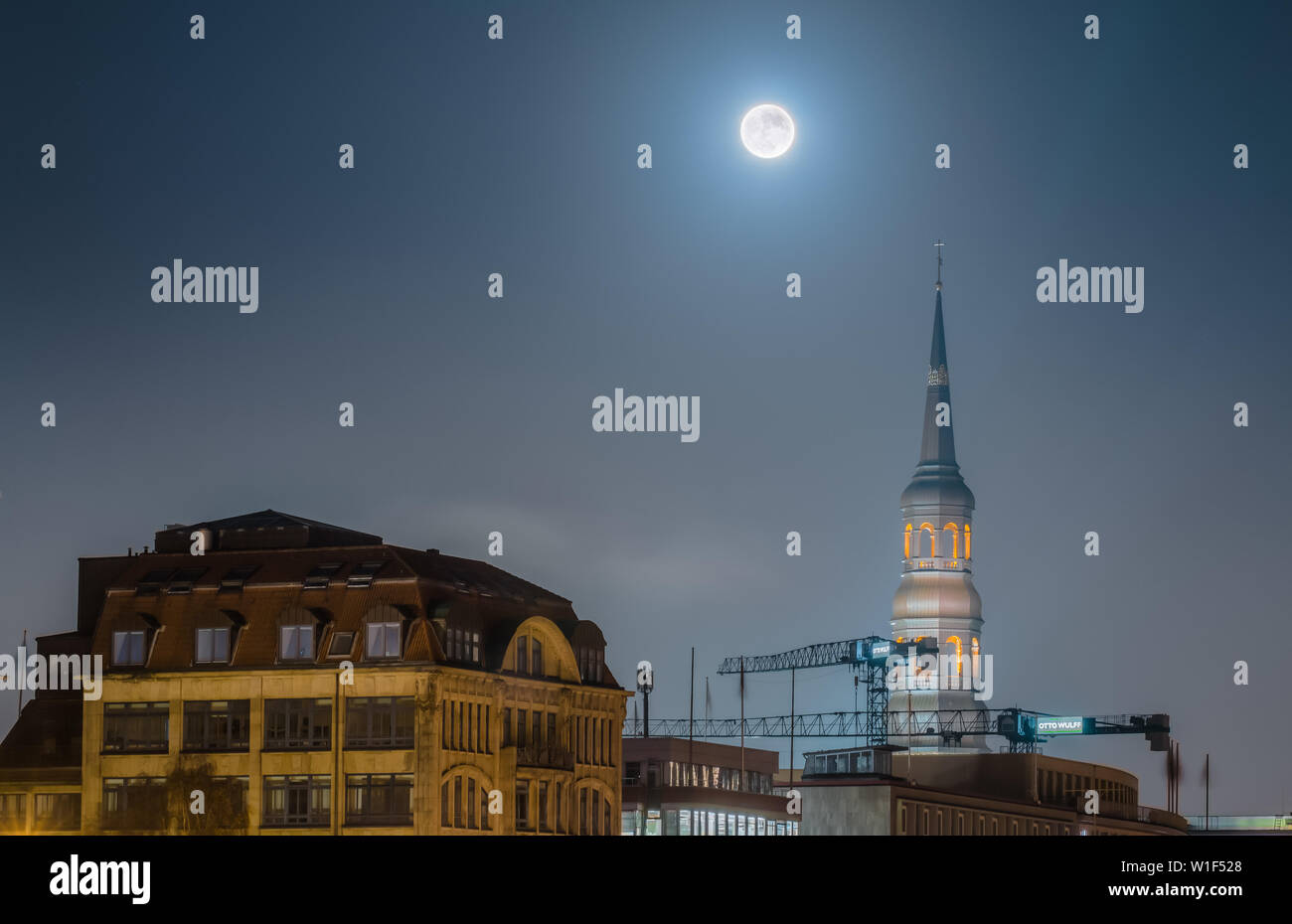 HDR-shot der Vollmond über Hamburg Stockfoto