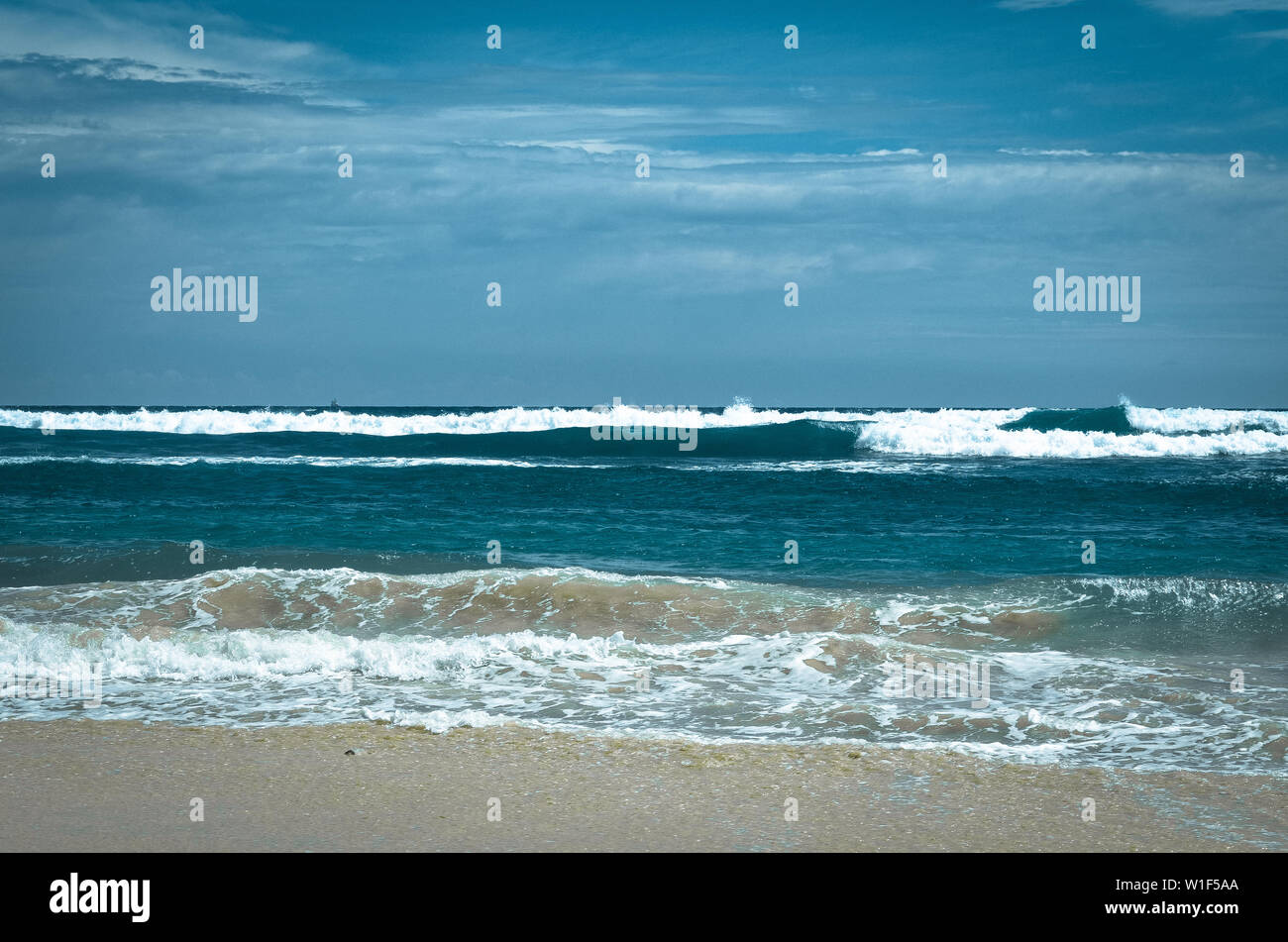 Indischen Ozean auf Sri Lanka. Malerische schaumigen Rückfluss aus dem Indischen Ozean Wellen Stockfoto