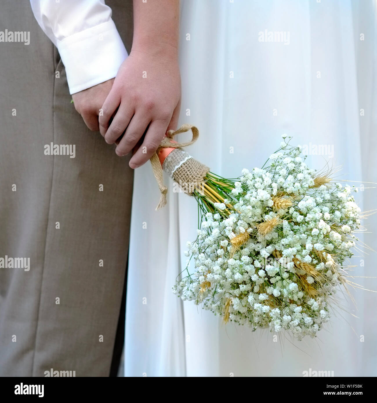 Braut und Bräutigam stehen Holding boquet Ehe Hochzeit Stockfoto