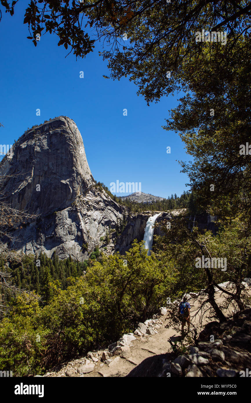 Vertikale Ansicht von Nevada Fall und Liberty Cap vom John Muir Trail mit, im Sommer mit klarem blauen Himmel, Yosemite National Park, Kalifornien, USA Stockfoto