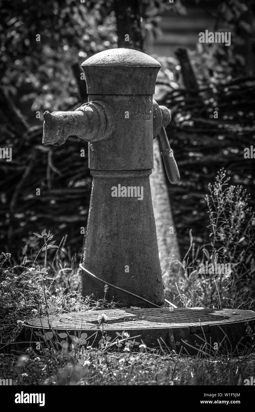Weinlese-Handwasser-Pumpe stockfoto. Bild von gealtert - 22441622