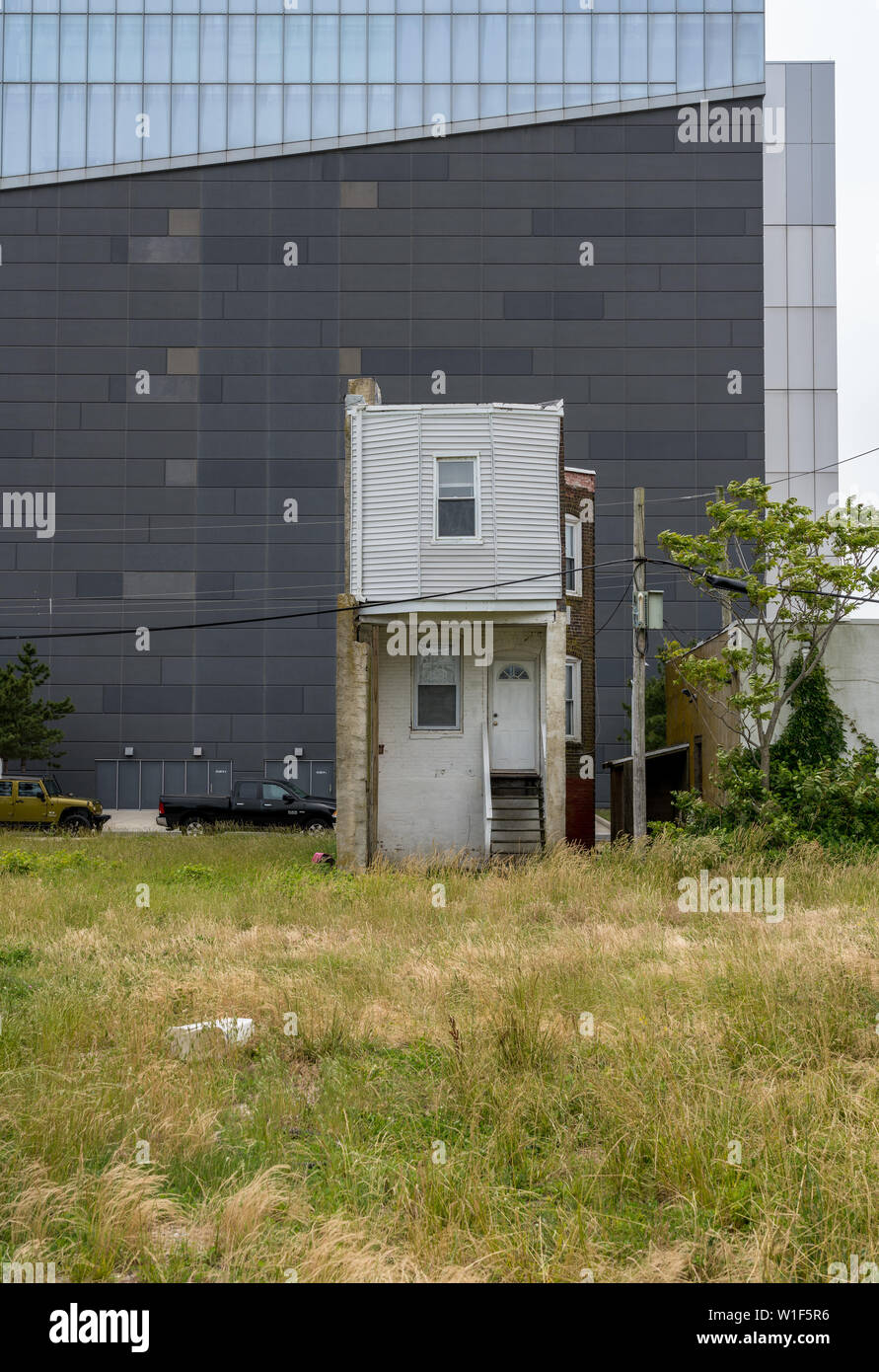Alten verlassenen Wohnung, die durch moderne Casino in Atlantic City in New Jersey Küste Stockfoto