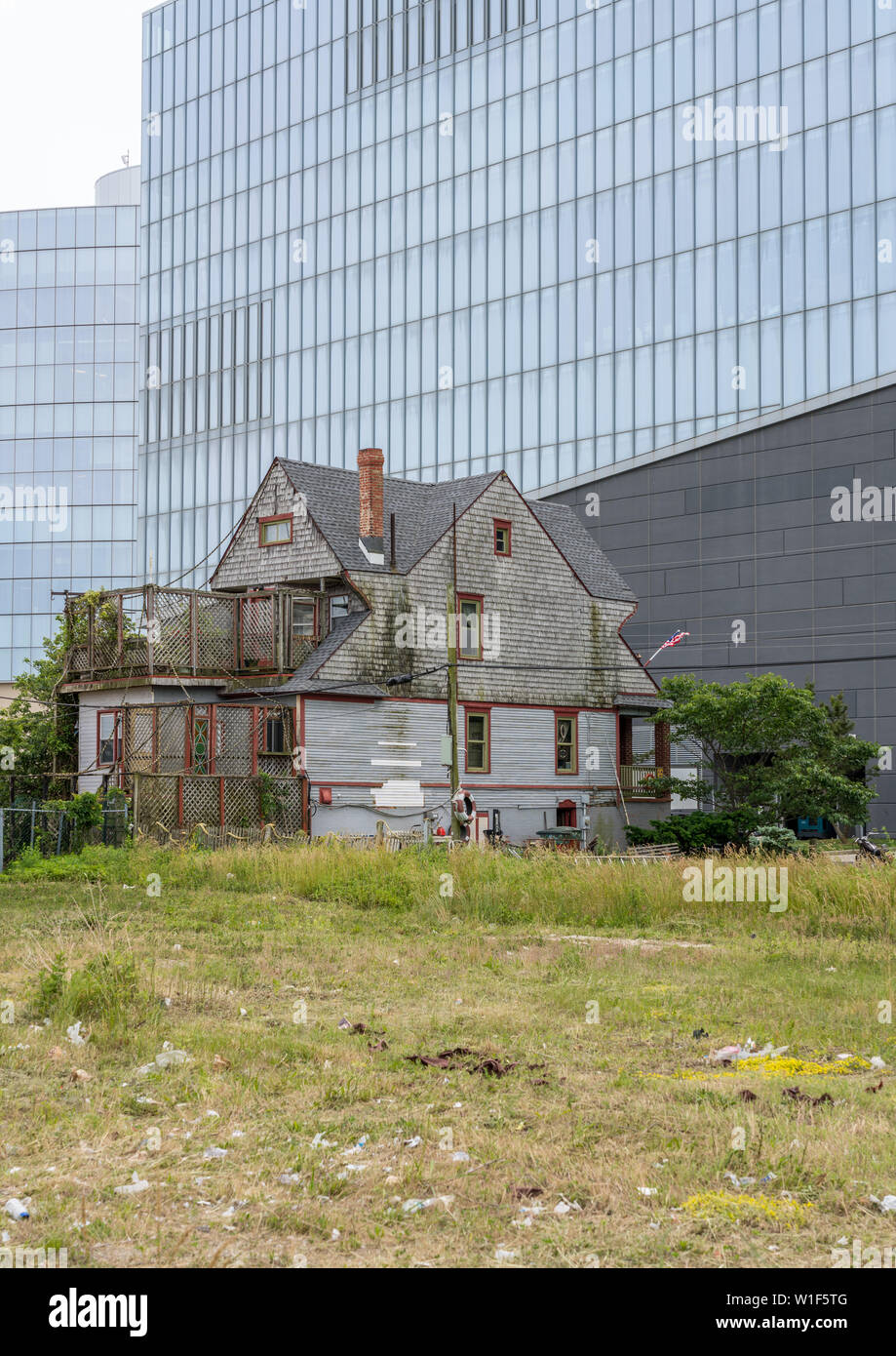 Alten verlassenen Wohnung, die durch moderne Casino in Atlantic City in New Jersey Küste Stockfoto