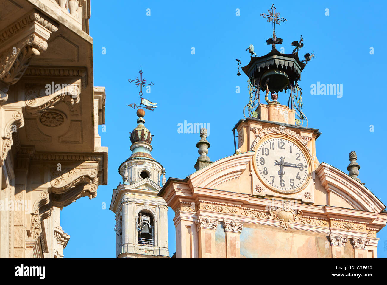St. Peter und Paul Kirche und Glockenturm mit Automat in einem Sommertag, klare blaue Himmel in Mondovi, Italien. Stockfoto