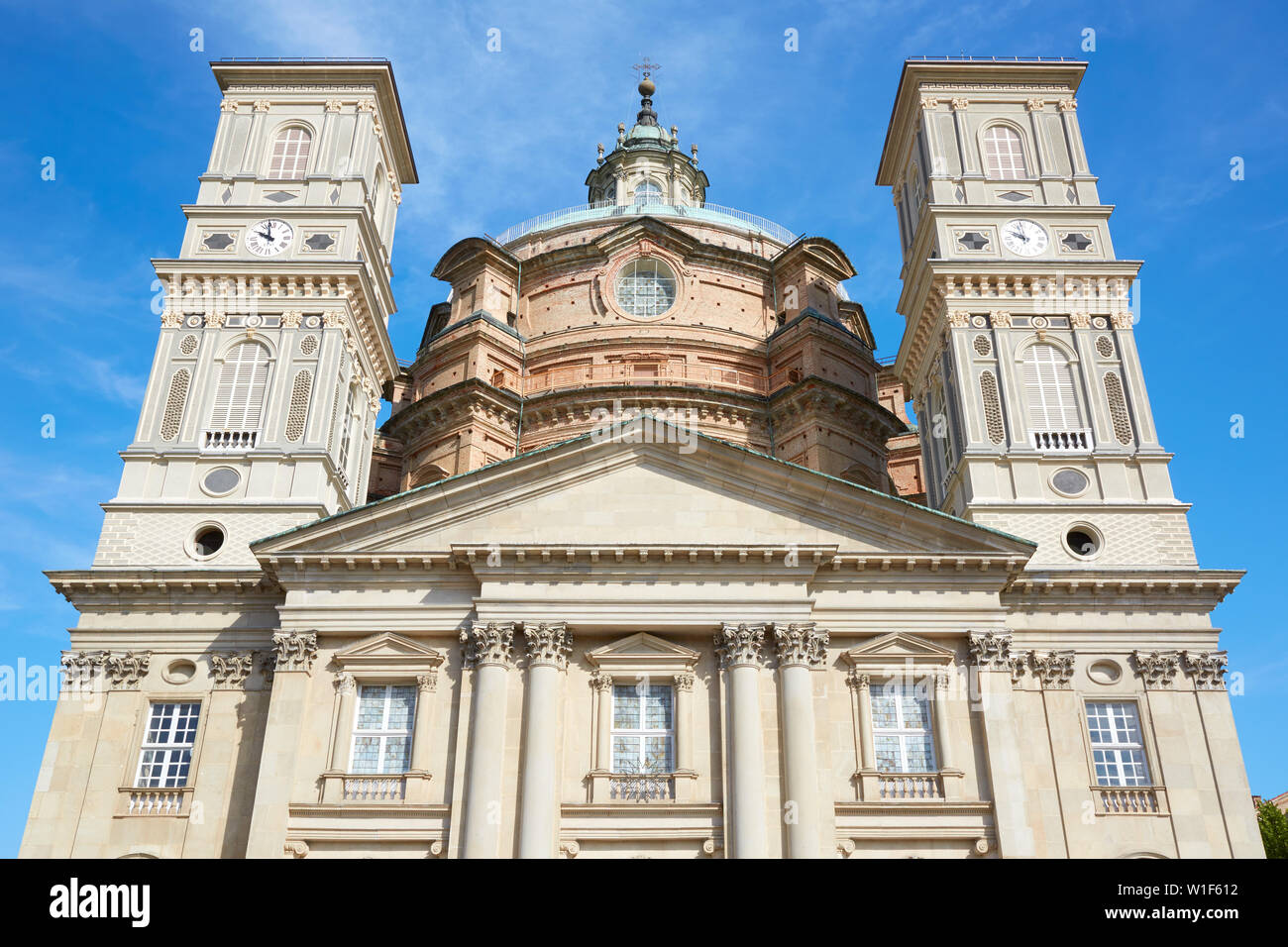 Wallfahrtskirche von Vicoforte Kirche Fassade, Low Angle View an einem sonnigen Sommertag in Piemont, Italien Stockfoto