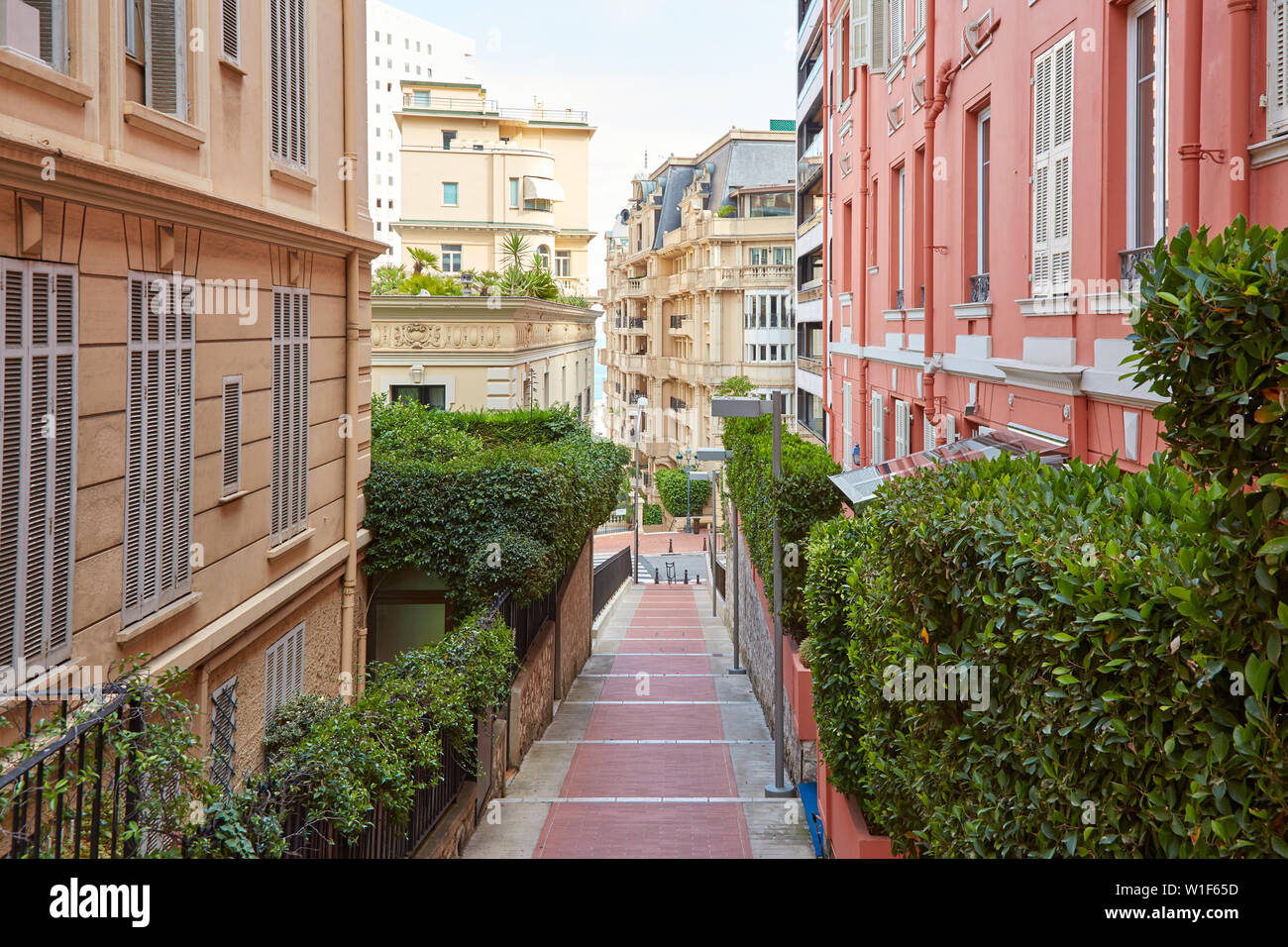 Fußgängerzone Gasse in Monte Carlo mit luxuriösen Gebäude Schmal, Sommertag in Monaco Stockfoto