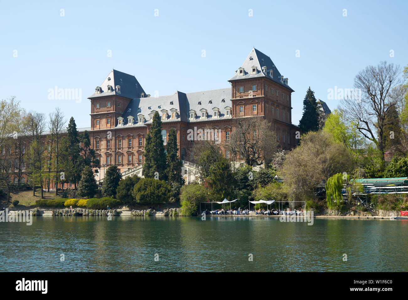 Valentino schloss rote Ziegel Fassade und Po an einem sonnigen Tag in Piemont, Turin, Italien. Stockfoto