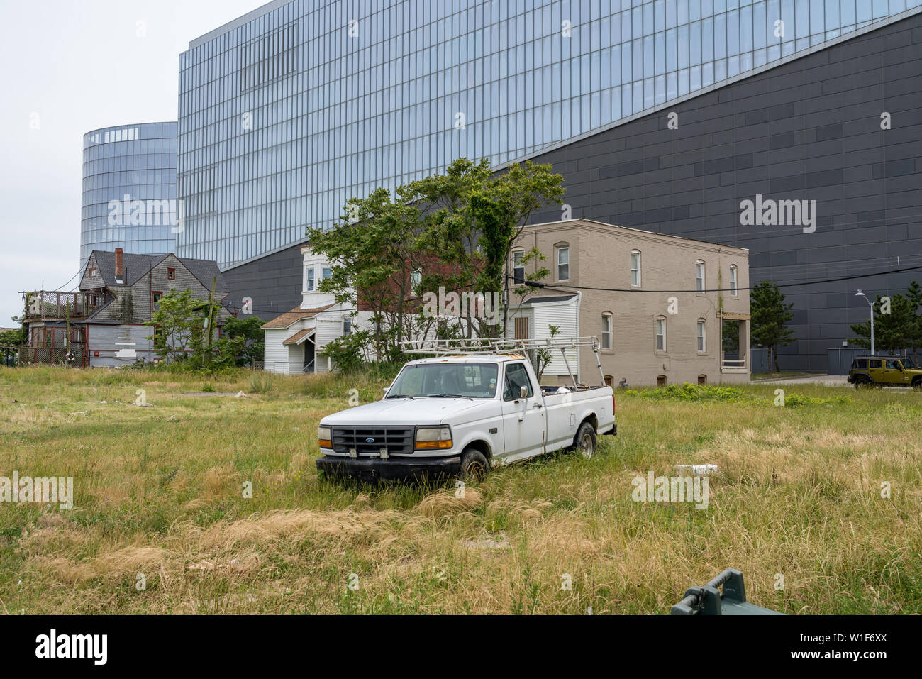Alten verlassenen Wohnung, die durch moderne Casino in Atlantic City in New Jersey Küste Stockfoto