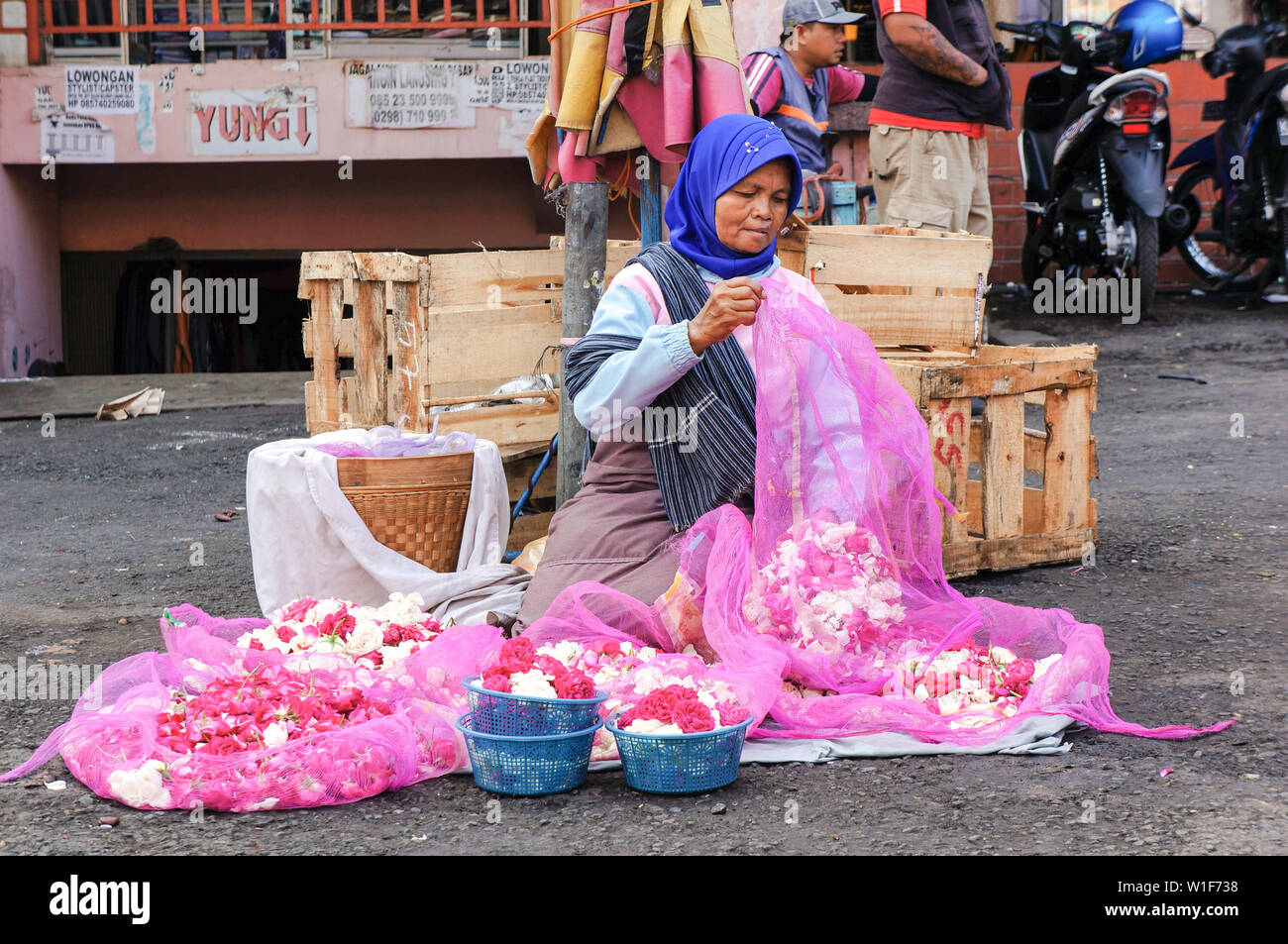 Alte Frau, die Blumen in Salatiga, Indonesien Stockfoto