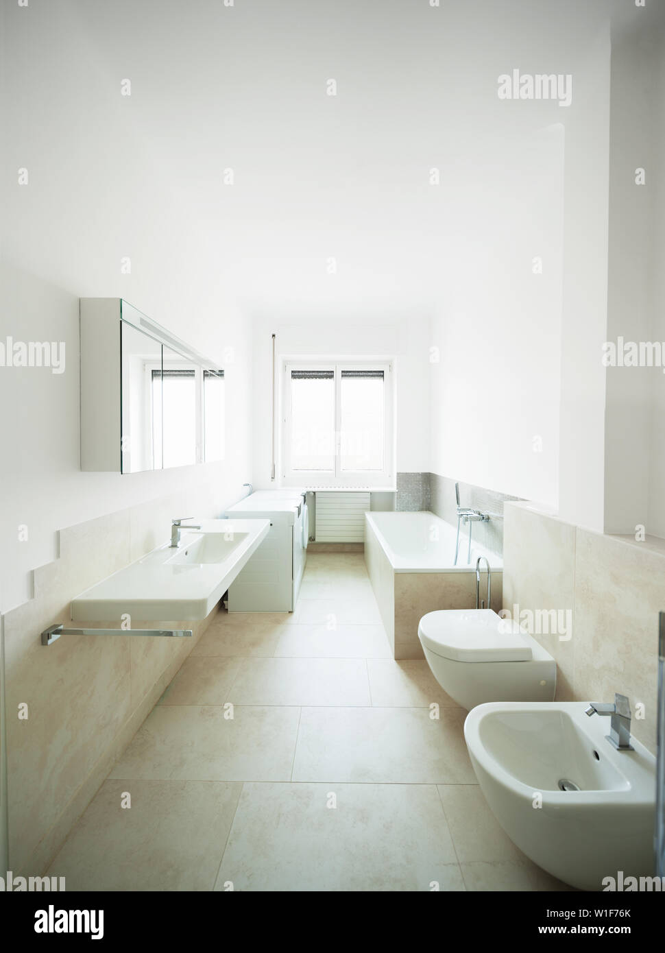 Modernes Badezimmer in der Wohnung, niemand Stockfoto