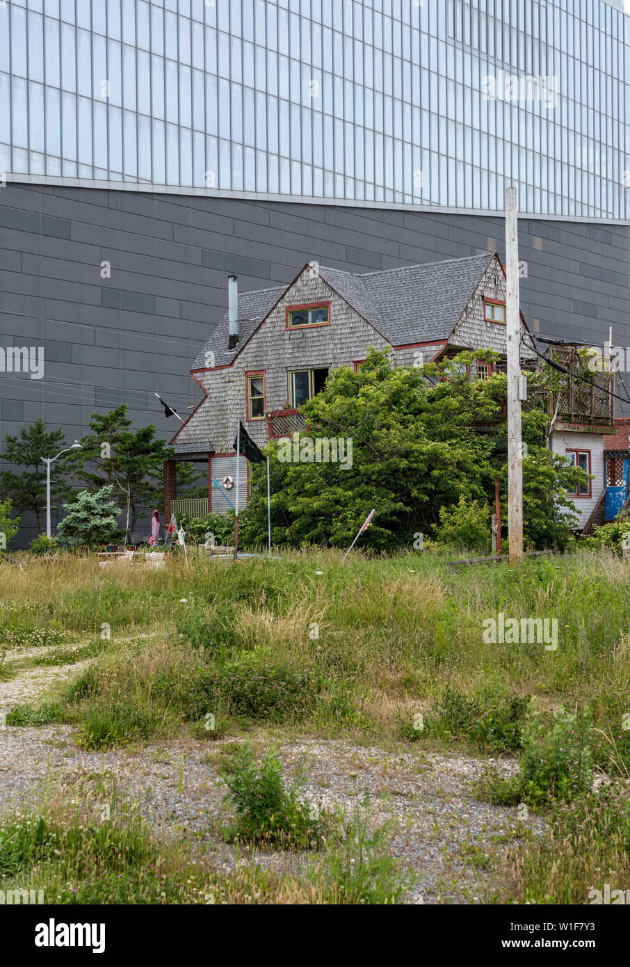Alten verlassenen Wohnung, die durch moderne Casino in Atlantic City in New Jersey Küste Stockfoto