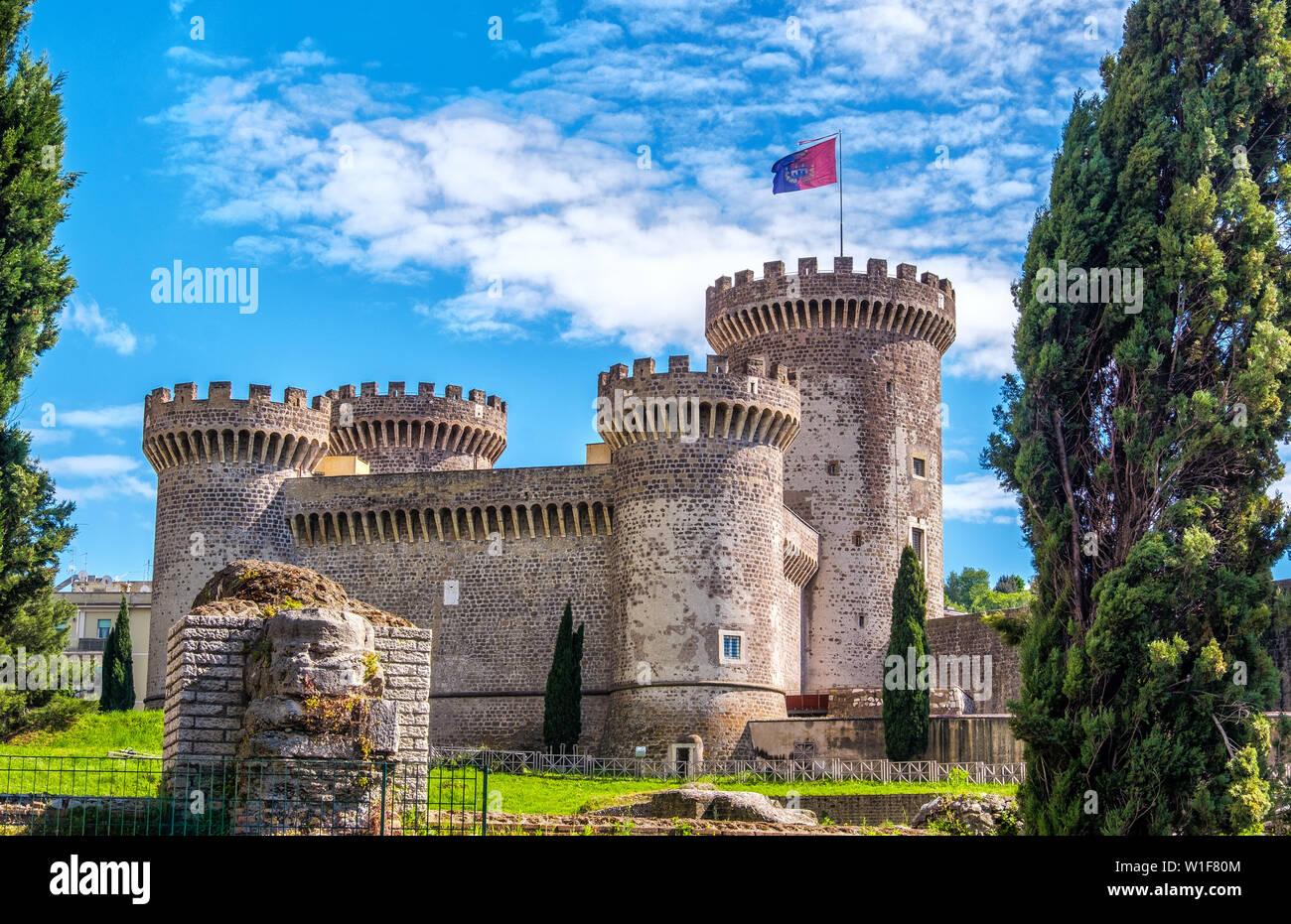 Die Rocca Pia Burg in Tivoli - Italien während ein sonniger Frühlingstag - ein Meilenstein in der Nähe von Rom in der Region Latium Stockfoto