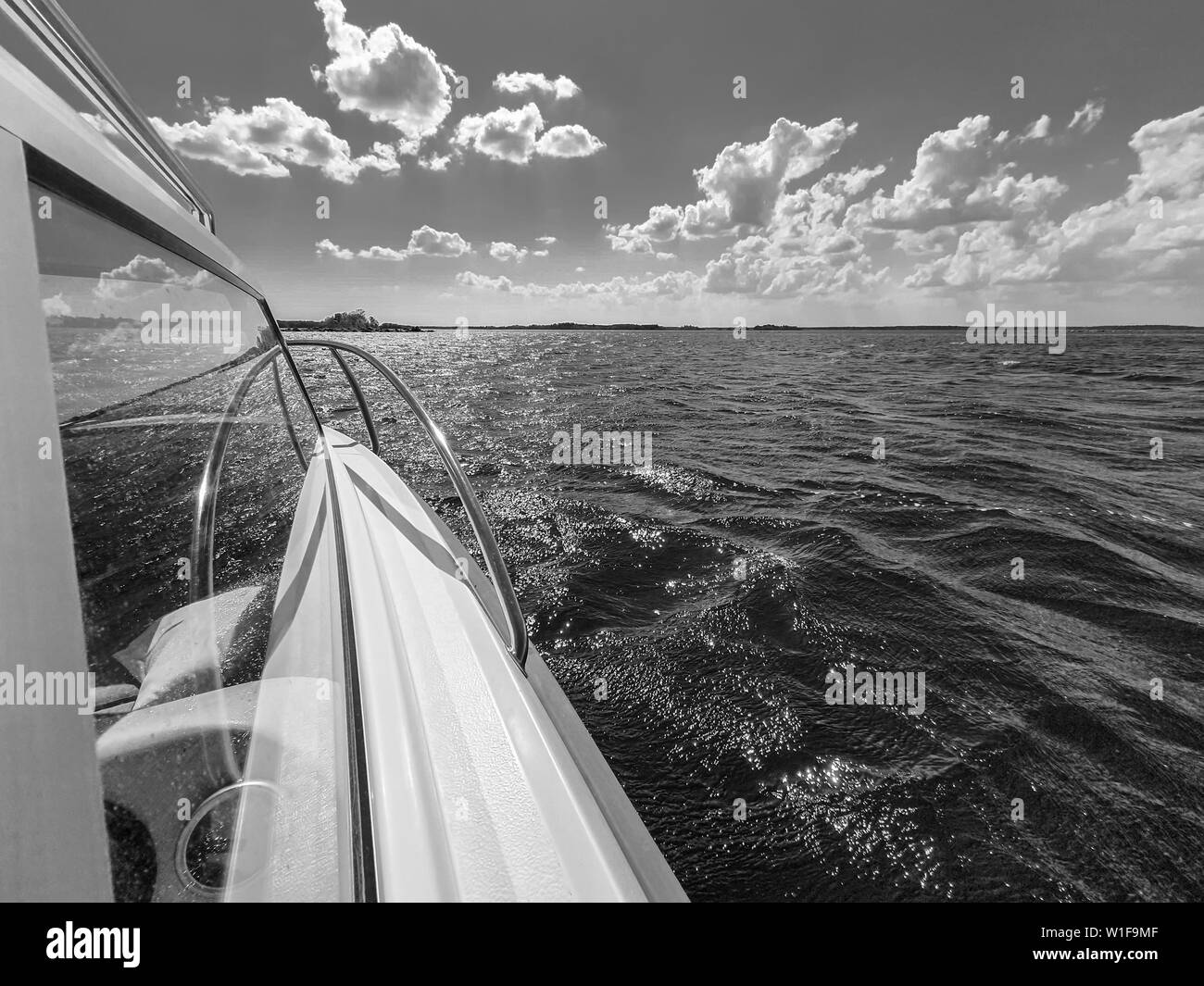 Weiße Boot am blauen Meer. Urlaub, Reisen und Meer Konzept. Stockfoto