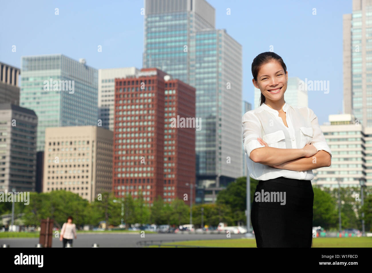 Geschäftsfrau in Tokio Skyline der Stadt, Japan. Schöne junge lockeren beruflichen stehende Frau portrait für japanische Business Konzept in Japan. Stockfoto