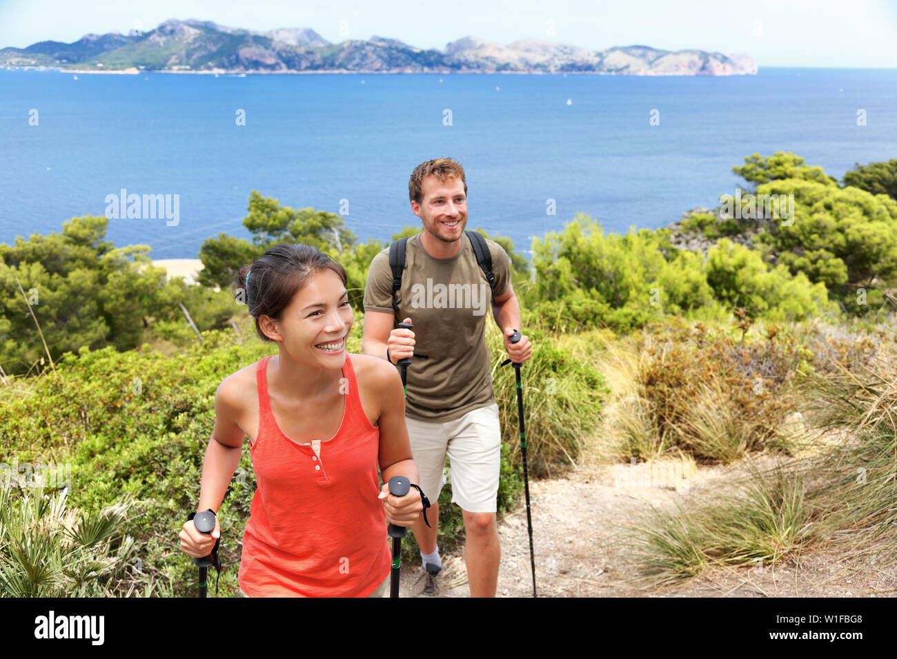 Wanderer Wandern auf Mallorca, Mittelmeer Europa. Junge erwachsene Paare wandern in schöner Natur Landschaft an der Küste von Mallorca, Balearen, Spanien. Berühmte Europäische Reiseziel im Sommer. Stockfoto