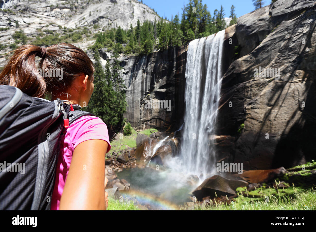 Wanderer Mädchen an Vernal Fall, Yosemite, USA suchen. Natur Landschaft mit Wasserfall im Yosemite National Park, Kalifornien, USA Mit unkenntlich Frau wandern mit Blick auf die Anzeigen. Stockfoto