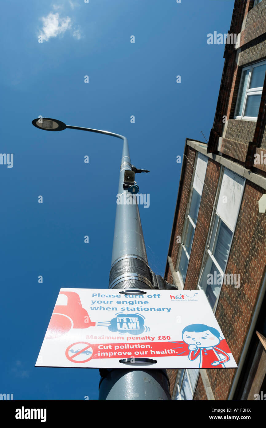 Straßenschild von der Hammersmith und Fulham, London, England, erinnern die Fahrer ihre Motoren auszuschalten, wenn stationäre Stockfoto