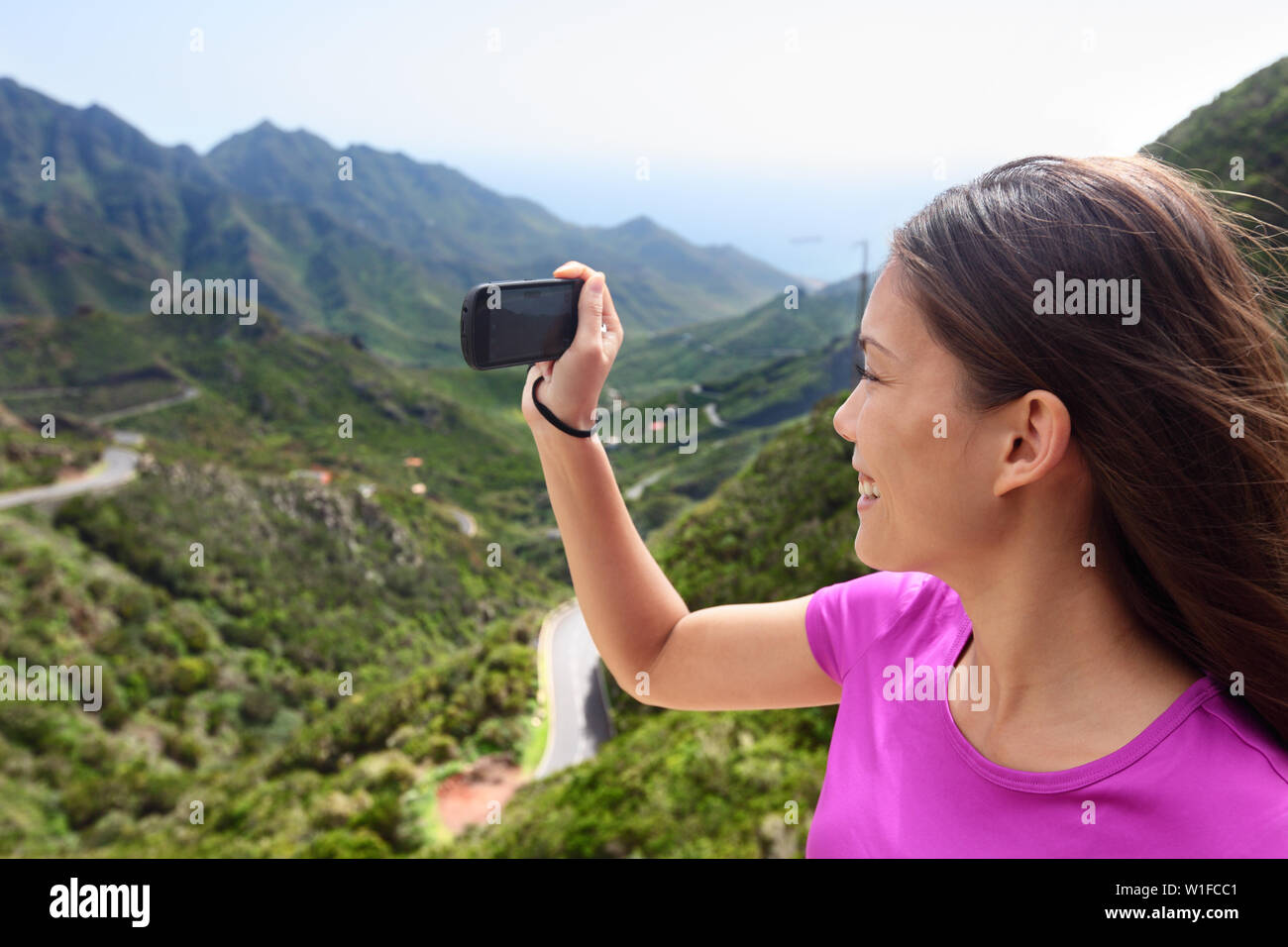 Mädchen nehmen smartphone Bild der Berg Natur. Weibliche touristische Reisen auf Reise oder Wanderung in den Bergen Anaga Teneriffa, Kanarische Inseln. Sommer Ferien. Stockfoto
