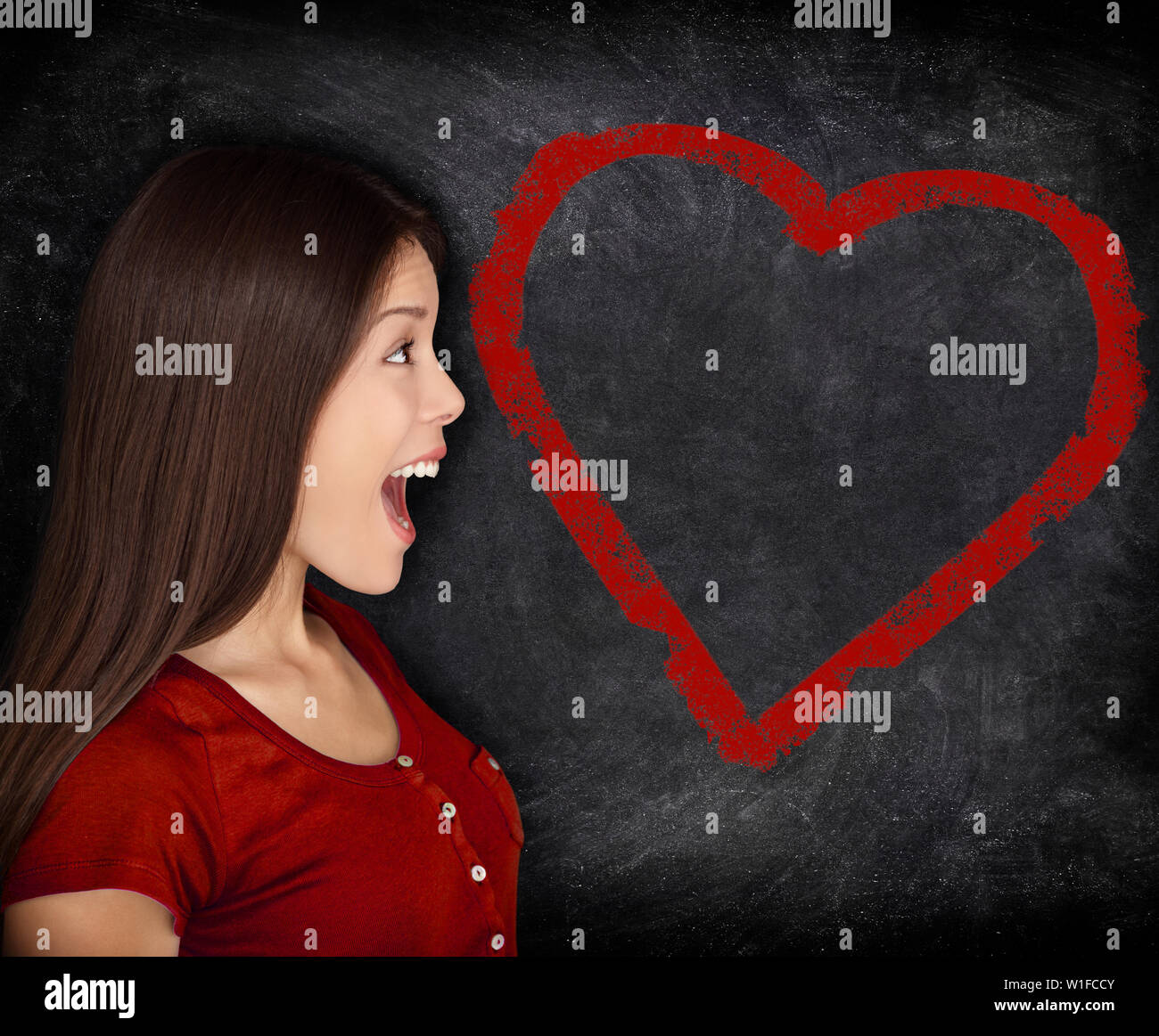 Herz Liebe Frau Portrat Auf Tafel Schiefertafel Hintergrund Uberrascht Asiatische Frau In Herzform Zeichnung St Valentines Tag Konzept Stockfotografie Alamy