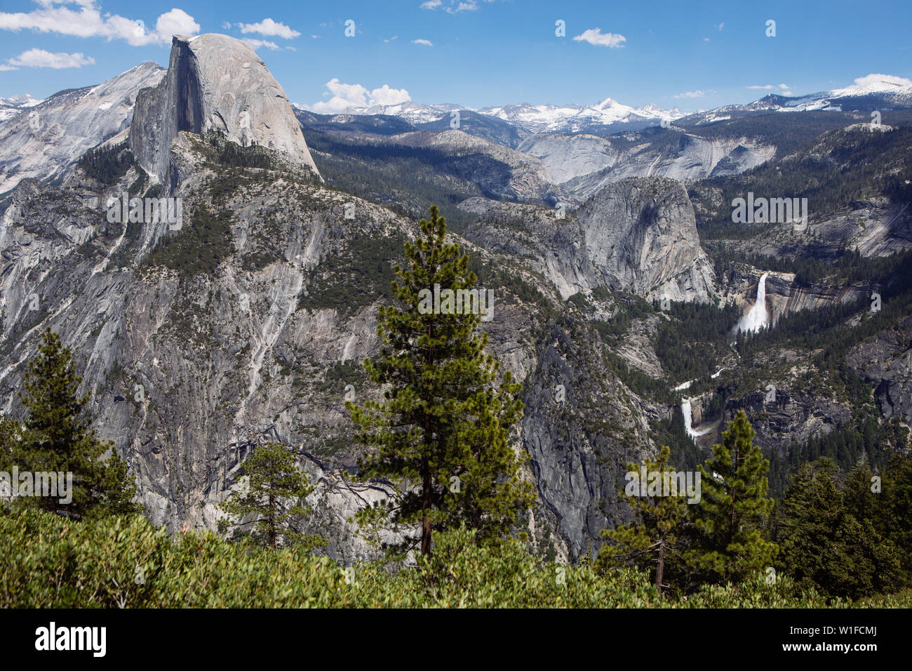 Ladscape Blick auf den Nevada Fall, den Half Dome und das Yosemite Valley vom Glacier Point im Yosemite National Park, Kalifornien, USA Stockfoto