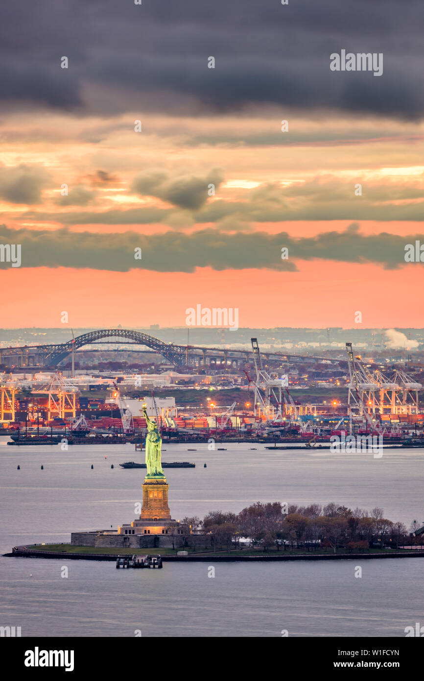Hafen von New York, New York, USA Mit der Freiheitsstatue und Bayonne, New Jersey im Hintergrund. Stockfoto