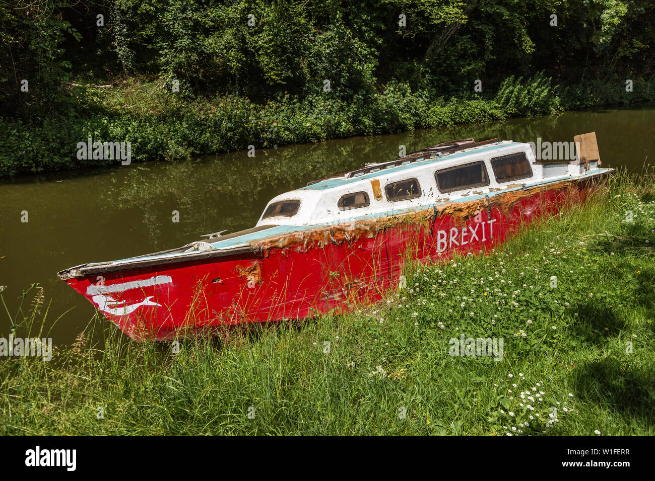 Boot namens Brexit auf der einen Seite einer Englischer Kanal abgebrochen Stockfoto