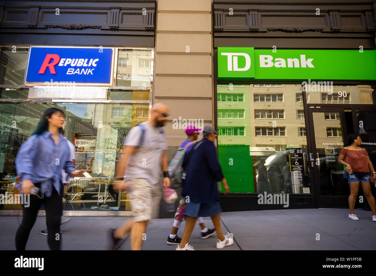 Ein TD Bank neben einem bald-zu-sein-eröffnet Niederlassung der Republic Bank in Greenwich Village in New York am Mittwoch, 26. Juni 2019. (© Richard B. Levine) Stockfoto
