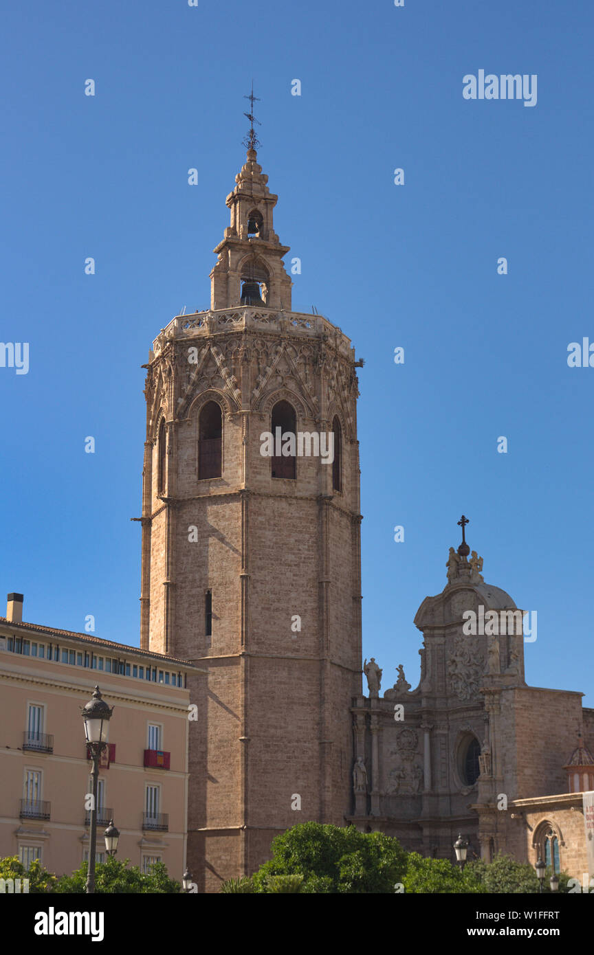 Turm von Miguelete und Puerta de los Hierros in der Kathedrale von Valencia an einem Sommernachmittag mit blauem Himmel Stockfoto