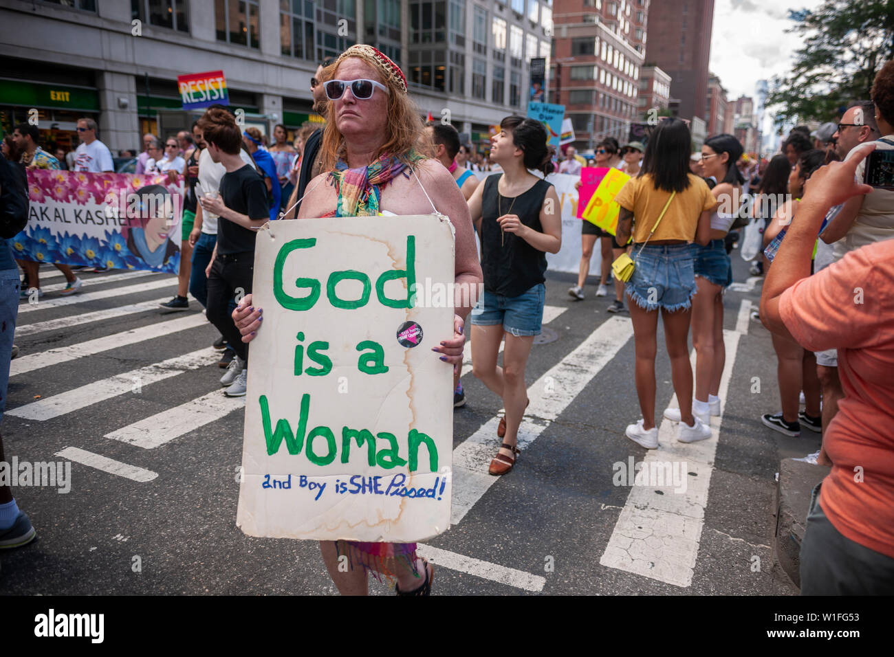 Marchers in der Queer Befreiung März, der Aktivist Protest gegen die Kommerzialisierung von Stonewall 50 / World Pride Parade in New York am Sonntag, 30. Juni 2019. (© Richard B. Levine) Stockfoto