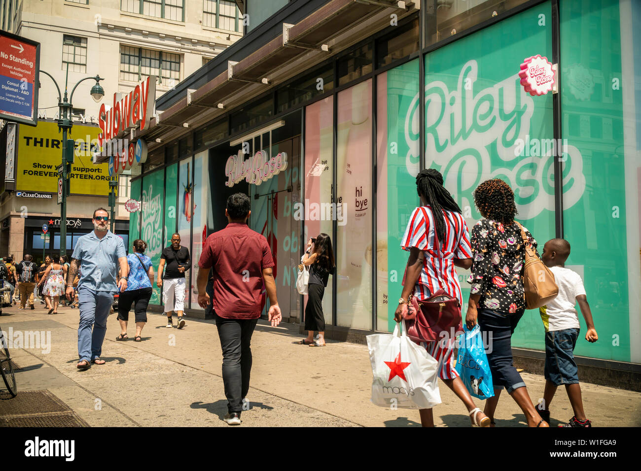 Beschriftungen auf der Schaufensterfront kündigt die bevorstehende Ankunft eines Riley Rose Beauty und Make up Store in der Herald Square in New York am Freitag, 28. Juni 2019. Riley Rose ist eine Marke der schnelle Mode Händler Für immer 21. (© Richard B. Levine) Stockfoto